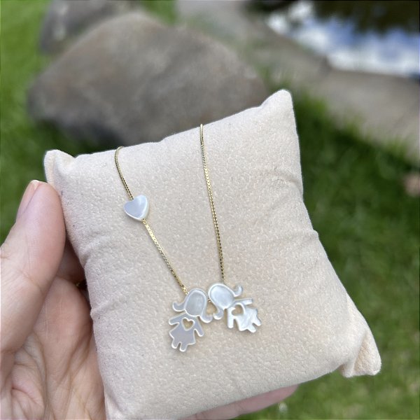 Colar duas meninas em madrepérola com detalhe de coração vazado