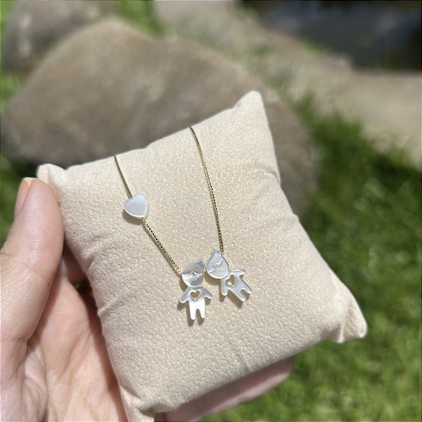 Colar dois meninos em madrepérola com detalhe de coração vazado