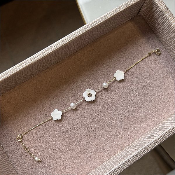 Pulseira flores de madrepérola e pérolas batata