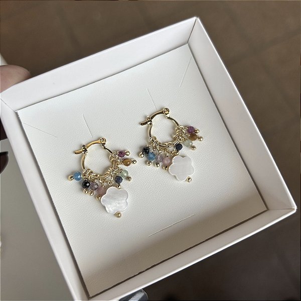 Brinco banho ouro argola com pedrinhas naturais coloridas e flor de madrepérola