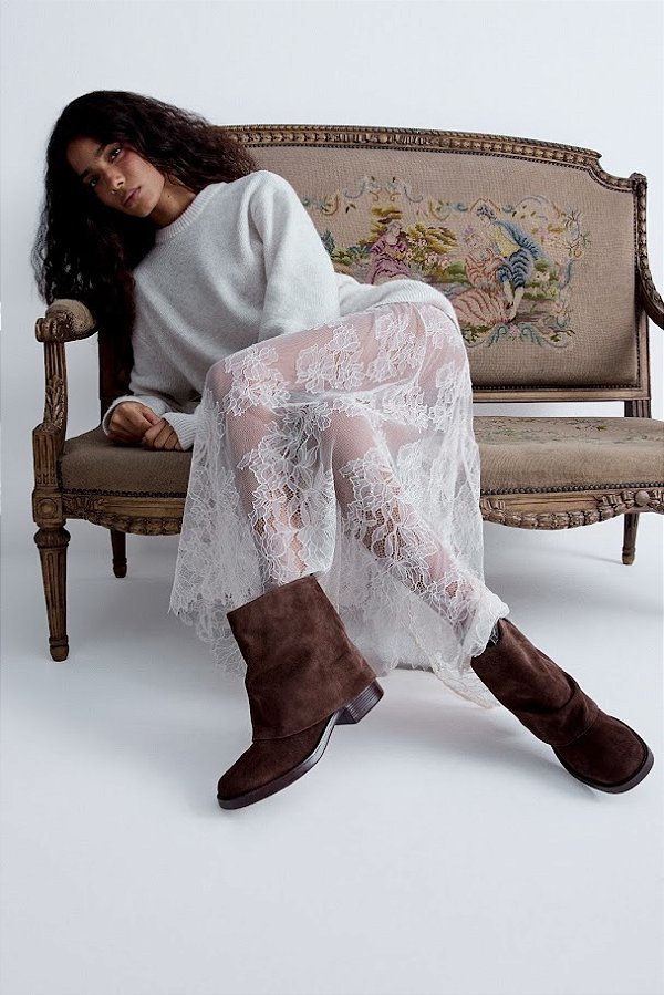 Bota Cano Curto em Camurça Sobreposto Estilo Capuz Luiza Barcelos