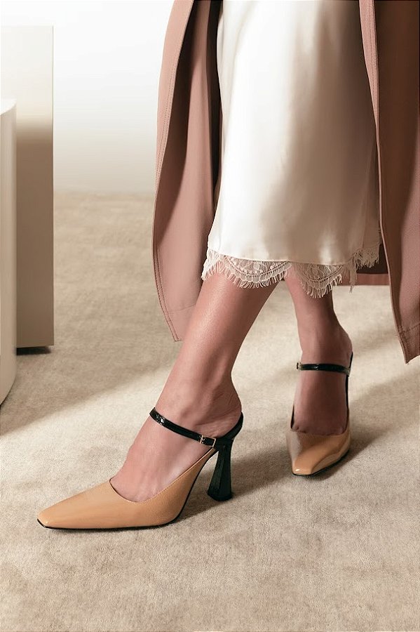 Mule Salto Alto Flare em Couro Verniz com Fivela Luiza Barcelos