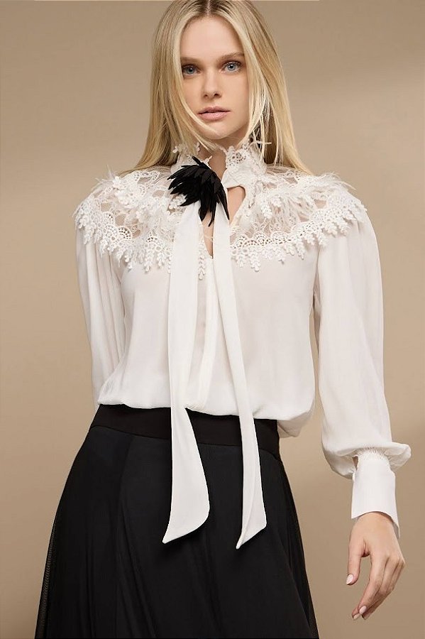 Blusa Off White com Renda e Broche Flor