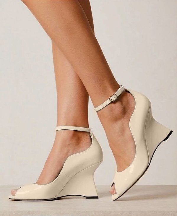 Sandália Anabela Peep Toe em Couro Verniz Luiza Barcelos