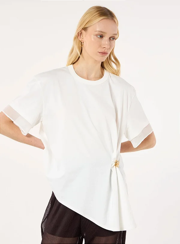 T-shirt Malha Detalhe Broche Skazi