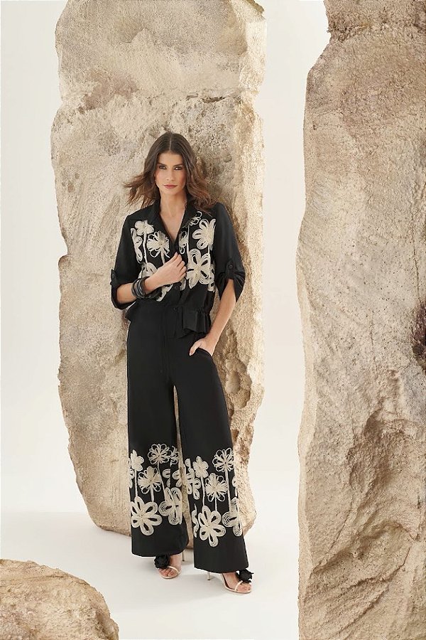 Conjunto Blusa e Calça Preta com Flores Aplicadas Cleo Oficial