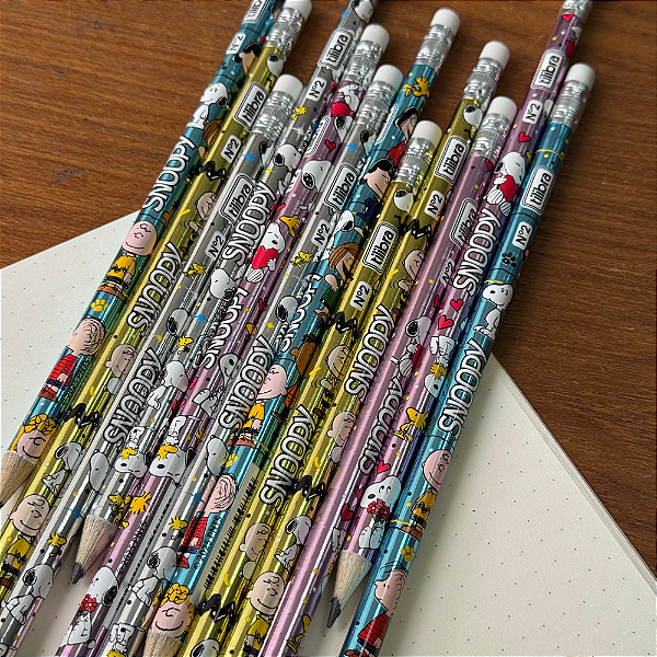 Lápis Preto N°2 Com Borracha Tilibra Snoopy Holográfico