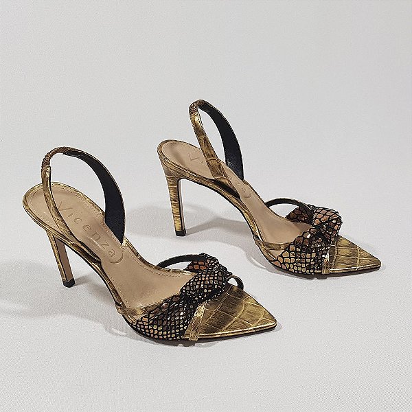 salto alto preto com dourado