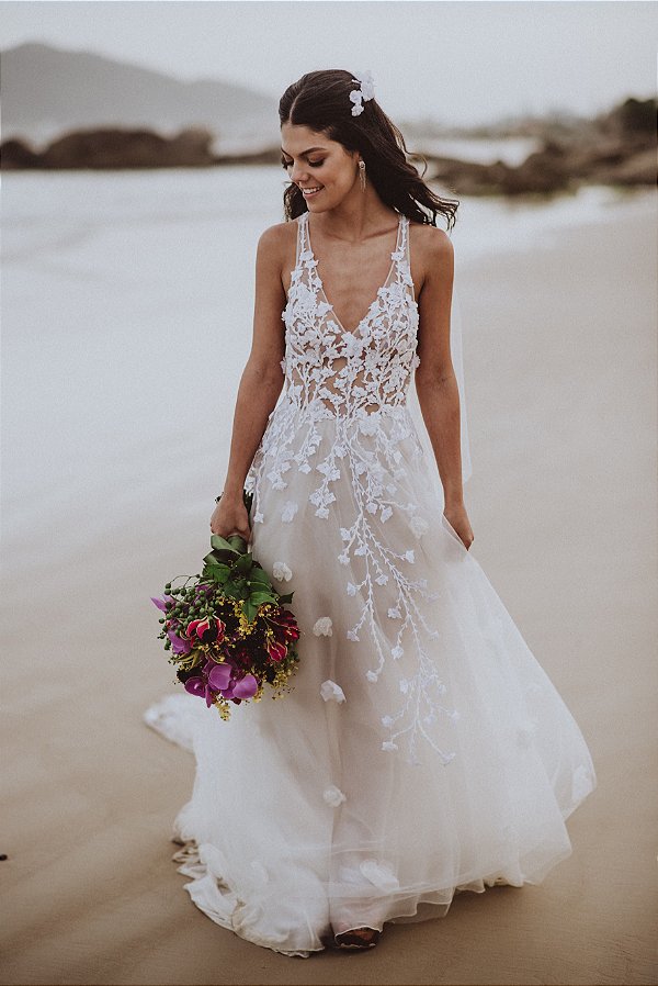 Vestido de noiva em tule bordado com aplicações em flor - ABITO