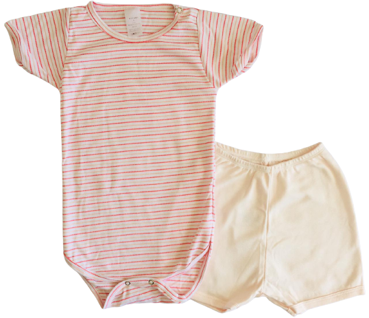 CONJUNTO DE PIJAMA INFANTIL COM BODY DE MANGA CURTA E SHORTS UNISSEX - LISTRA ROSA E FUNDO BRANCO