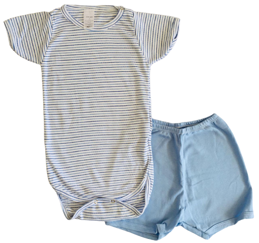 CONJUNTO DE PIJAMA INFANTIL COM BODY DE MANGA CURTA E SHORTS UNISSEX - LISTRAS AZUL E MARINHO E FUNDO BRANCO