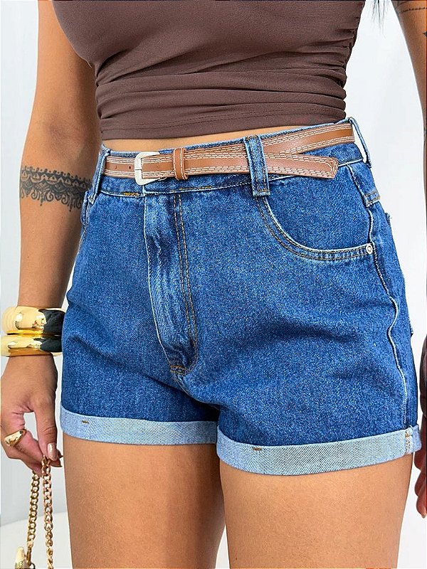 Shorts Jeans Mom Feminino com Cinto Marrom e Barra Dobrada
