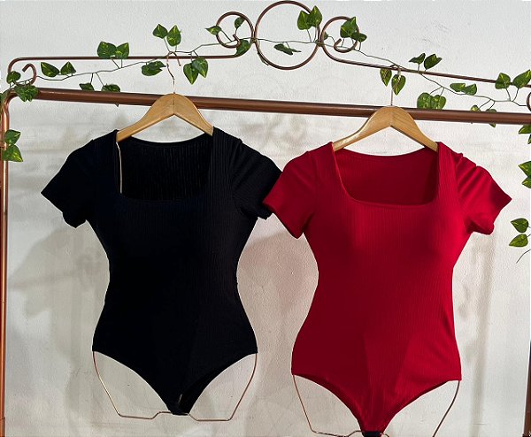 Body Feminino Canelado com Bojo Manga Curta e Decote