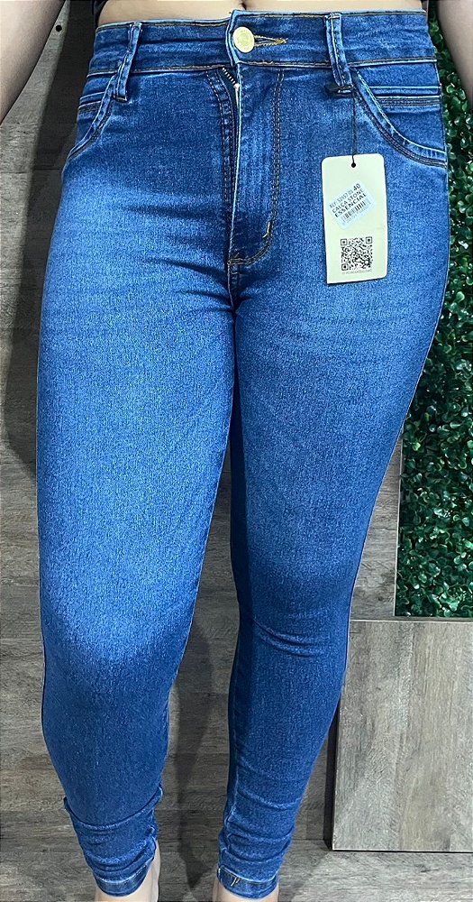 Calça Jeans Skinny Levanta Bumbum com Detalhe de Costura no Bolso
