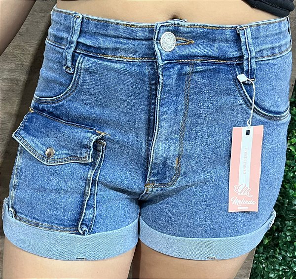 Shorts Jeans Levanta Bumbum com Bolso Utilitário Frontal e Lycra