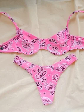 Biquíni Aventureiro Paisley Rosa