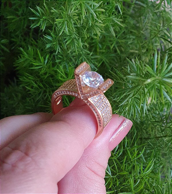 Anel Todo Cravejado em Micro Zircônia e Uma Zircônia Central Aparentando um Solitário - Banhado a Ouro 18k - Semijoia
