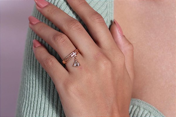 Anel com Pingente de Nossa Senhora Aparecida e  Cruz no Meio  Cravejada com Zircônias - Semijoia Banhada a Ouro 18K