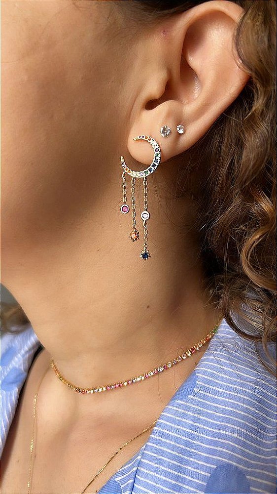 Brinco Lua Cravejado em Zirconias Coloridas com Estrelas Pinduradas - Semijoia Banhado Ouro 18 K