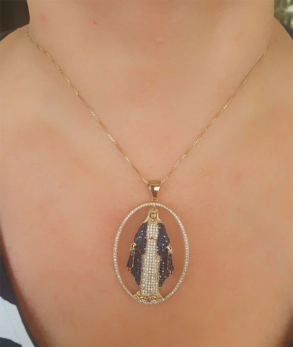 Colar Nossa Senhora Das Graças Grande Cravejada  Microzirconias Azuis e Cristal Semijoia -  Banhada a Ouro 18K