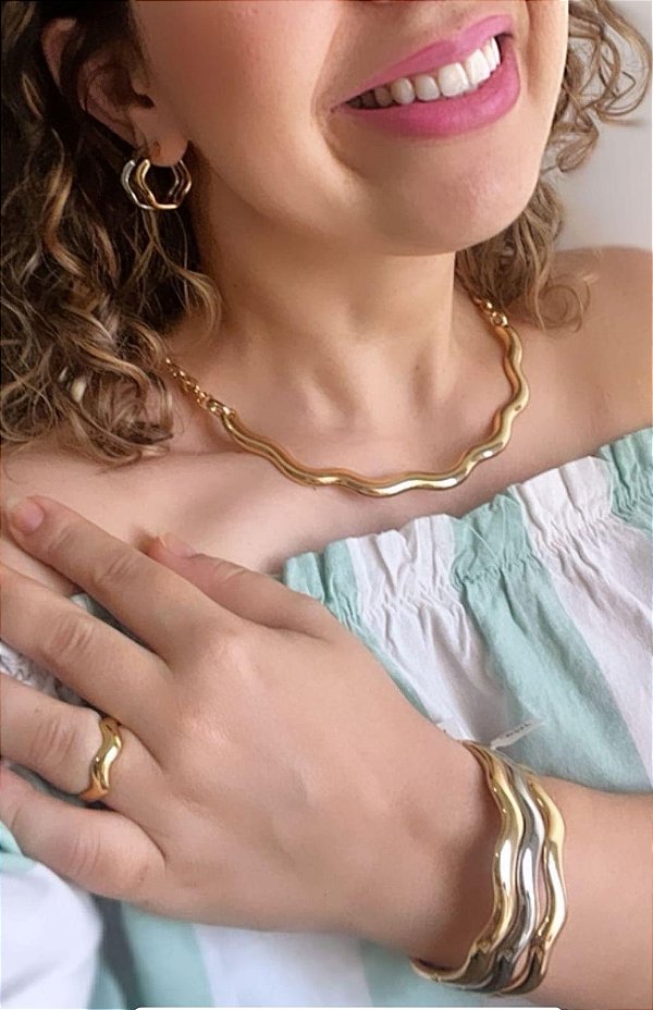 Colar Chocker ou Gargantilha com Aro  Ondulado Grosso Liso - Semijoia Banhada Ouro 18 K