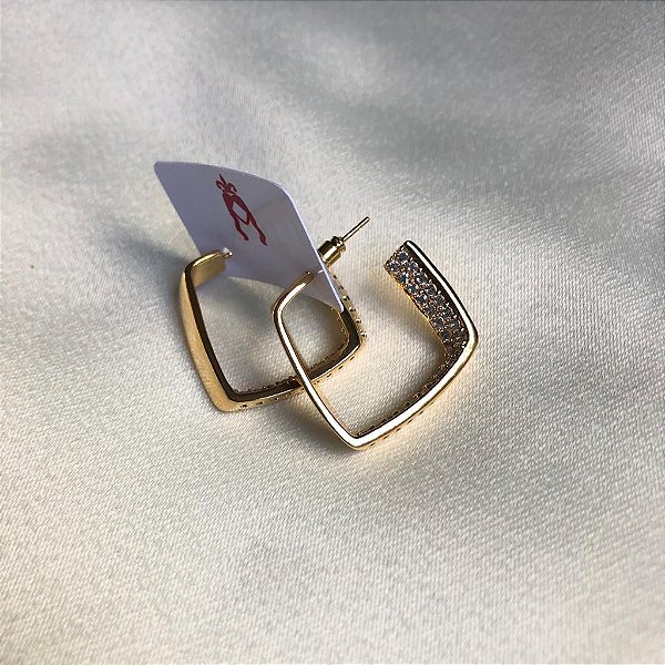 Brinco Argola Quadrada Torcida Cravejado Zircônias Cristais Brancas - Semijoias Banhadas em  ouro 18k