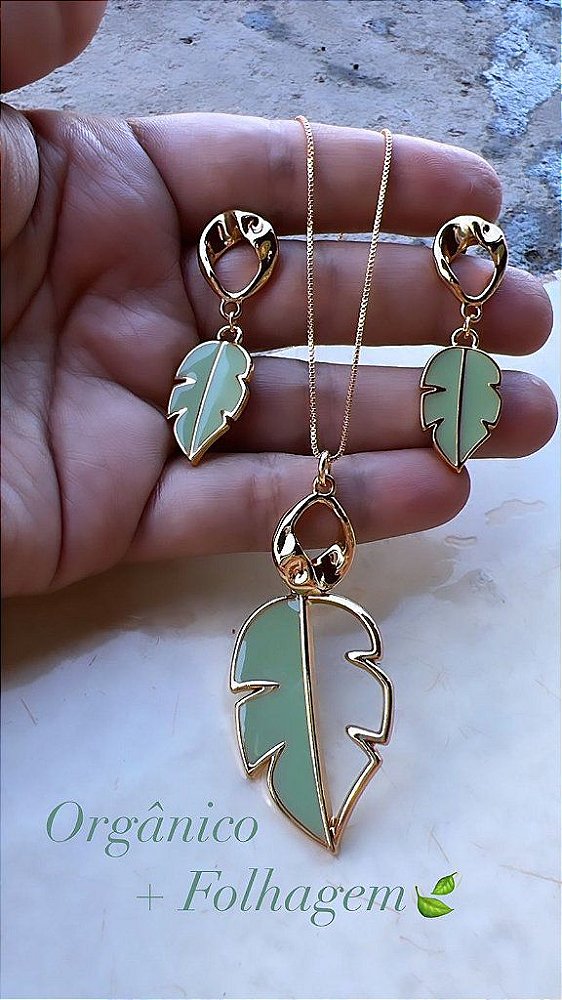 Conjunto Folha Composto de Colar e Brinco / Mistura de Organico Martelado e Folha Verde em Resina  - Semijoia Banhada a