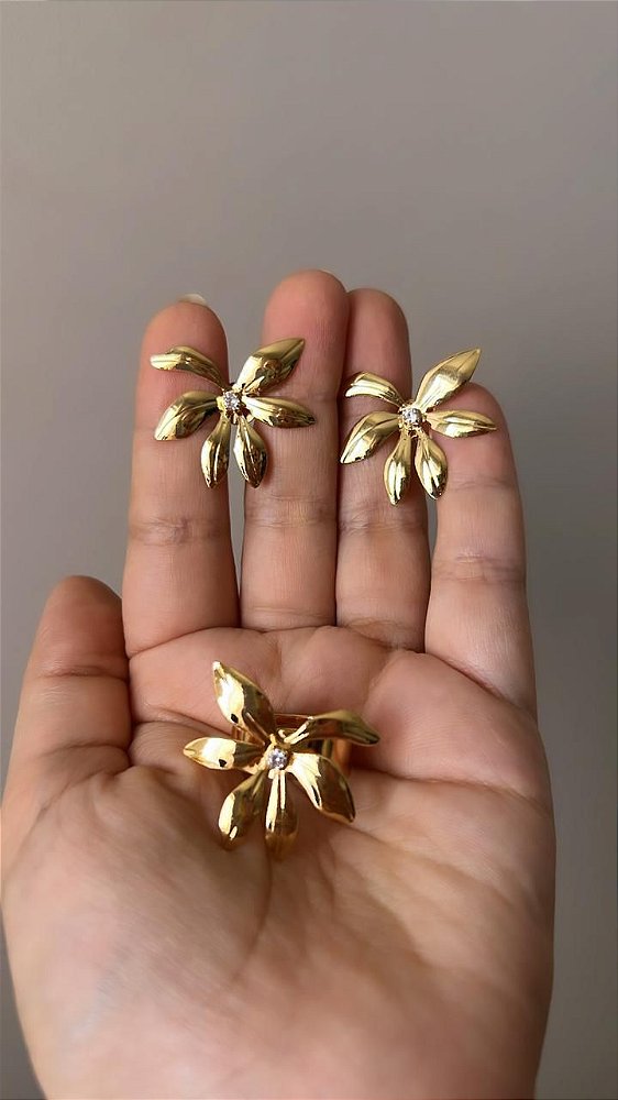 Anel Flor Margarida Com Ponto de Luz - Brinco Flor Margarida Lisa Com Ponto de Luz-Conjunto- Semijoia Banhada a Ouro 18K