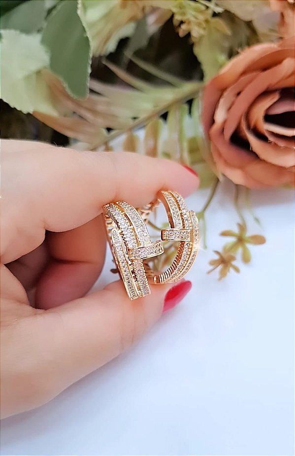 Brinco Argola Prego Medio Cravejado  Zirconia Cristais Inspiração - Semijoias Banhadas em  ouro 18k