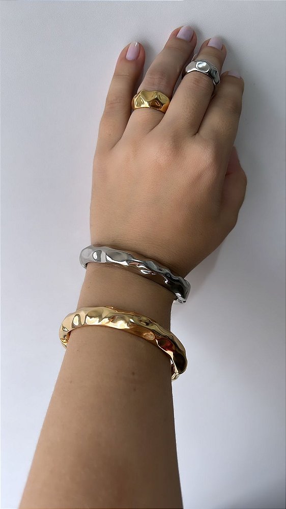 Bracelete Redondo Martelado Feixo Encaixe Banho Dourado Ouro 18K e Banho Prata 925- Semijoia