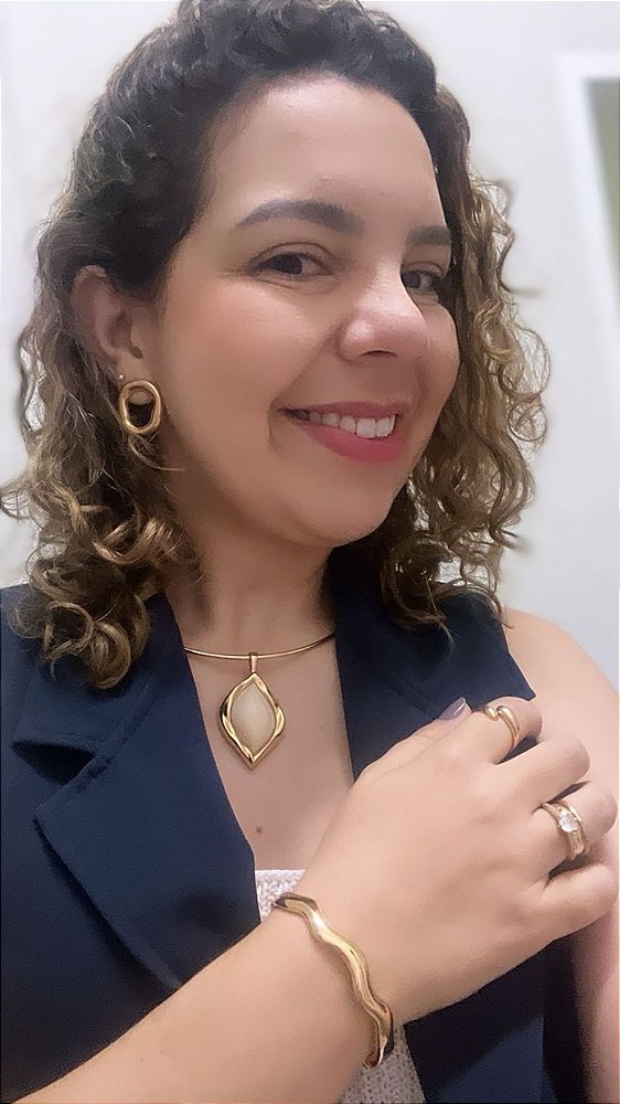 Colar/ Chocker /Gargantilha/ Aro Fino Liso Com Pingente Resina Marfim - Semijoia Banhada Ouro 18 K