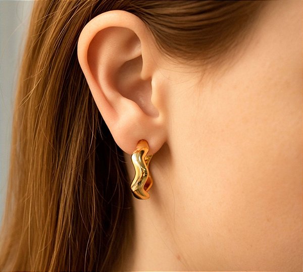 Brinco Argola Ondulada Grossa Lisa Elegante -  Semijoia Banhado a Ouro 18K