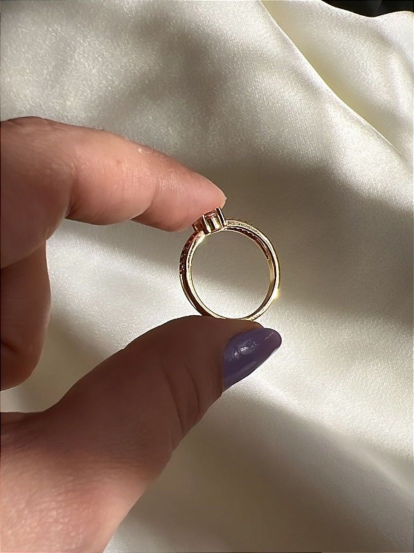 Anel Solitário Fino Cravejado e Liso com  Ponto de Luz de 6mm com 4 Garras - Baixo - Semijoia Banhada a Ouro 18k