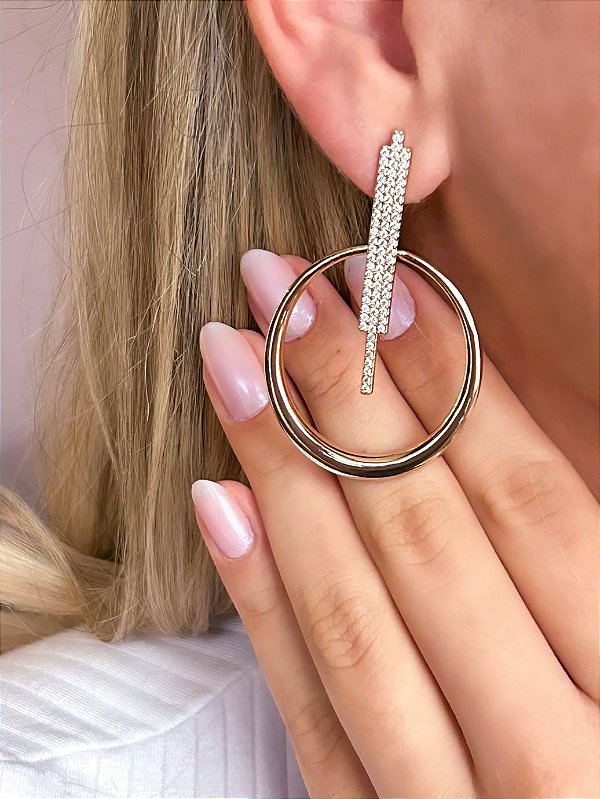 Brinco Longo Circulo Liso Vazado Com Cascata Cravejada   - Banhado a Ouro 18K - Semijoia