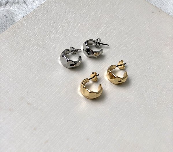 Brinco Argola Martelada Orgânica Pequena -Semijoia Banhado a Ouro 18K ou a Rodio