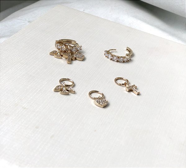 Brinco Argola Pequena Cravejada com Patuá de  Espirito Santo, Cruz e Coração - Semijoia Banhada Ouro 18 K