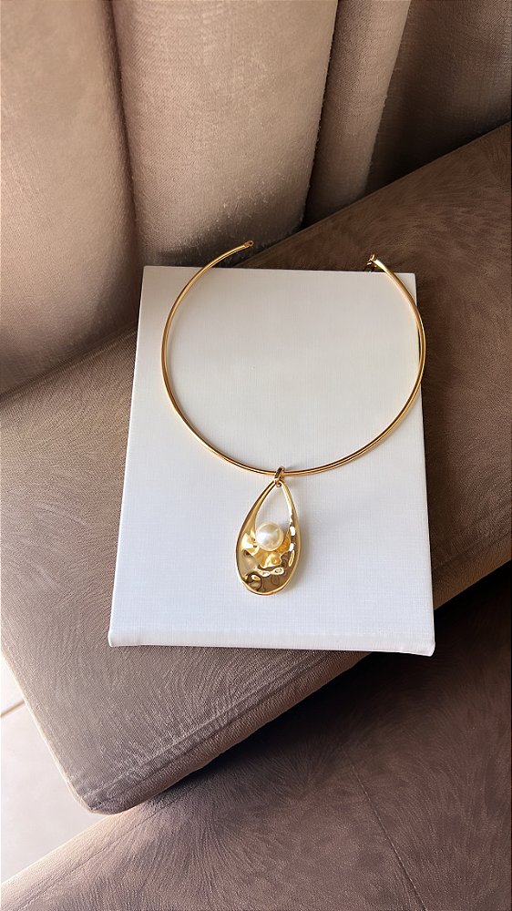 Colar/ Chocker /Gargantilha/ Aro Tubo 2mm Liso Com Pingente Pérola Martelado - Semijoia Banhada Ouro 18 K