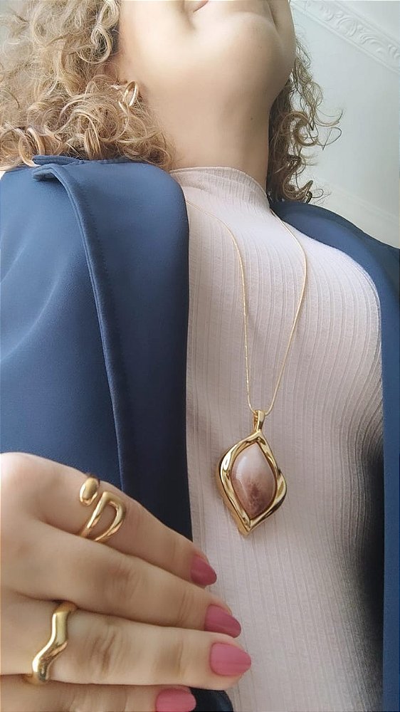 Colar Longo Com Pingente de Resina de Cor Degradê do Marrom ao Marfim - Semijoia Banhada Ouro 18 K