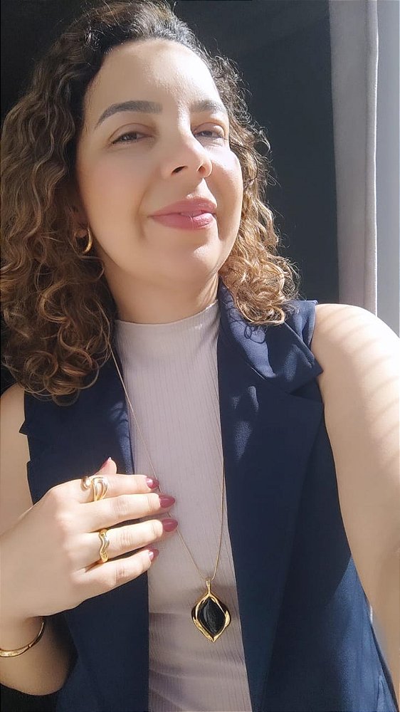 Colar Longo Com Pingente de Design Orgânico Com Resina Preta - Semijoia Banhada Ouro 18 K