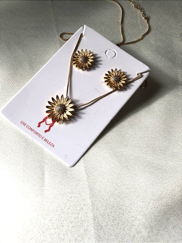 Conjunto Colar e Brinco Margarida Cravejado Pequeno Delicado - Semijoia Banhada a Ouro