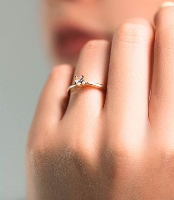 Anel Solitario Liso Com Um Ponto de Luz de 4mm - Delicado - Alto - Semijoia Banhada a Ouro 18k