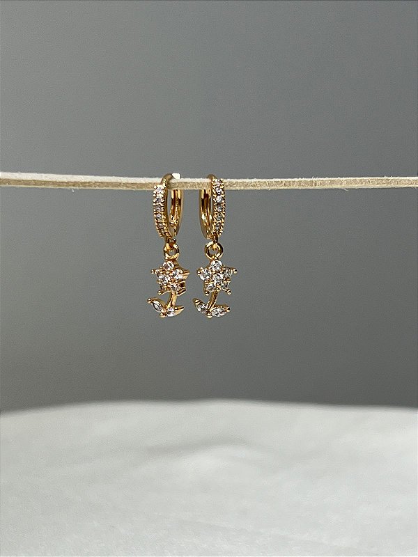 Argolinha com Pingente de Flor Com Cabo e Folhas Cravejadas - Semijoia Banhada a Ouro 18K