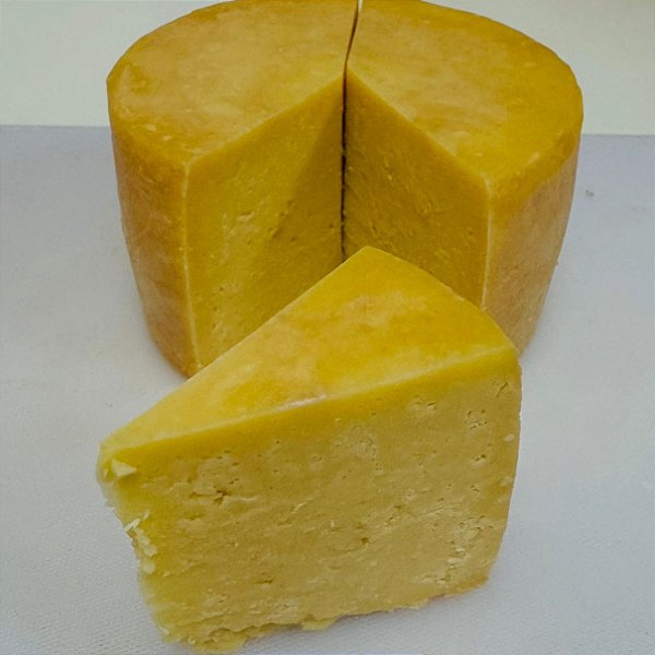 Queijo Artesanal Mantiqueira de Minas 800g Maturado 4 meses.