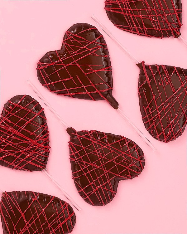 Pirulito de Coração Preto c/ Arabesco Vermelho - 25g  Sem Açúcar Sem Poliol Sem Lácteos Sem Glúten Vegano Low Carb