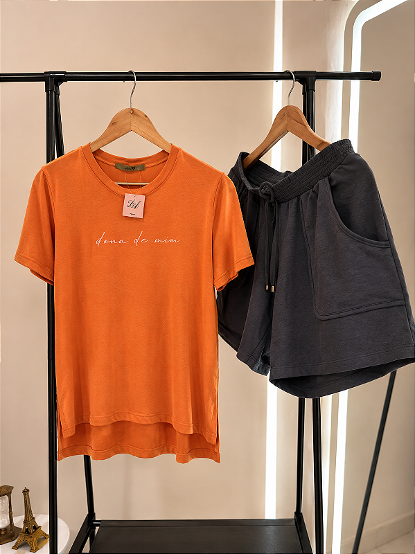 Pijama de Verão Dona de Mim T-shirt Camiseta de Manga Curta e Short Moletinho com Cós Elastico Laranja Com Cinza