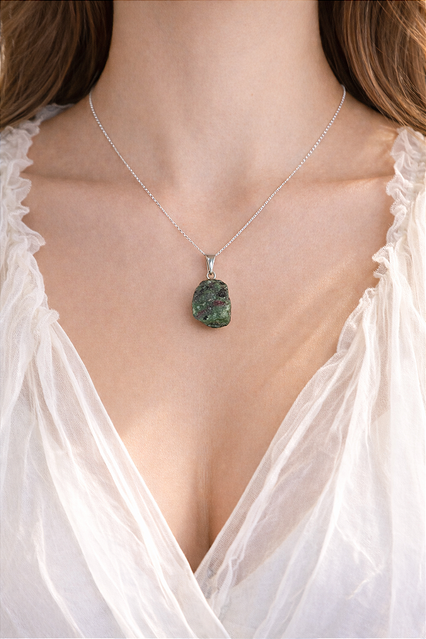 Pingente de Zoisita com Rubi Bruto - Paixão pela Vida, Sucesso e Sabedoria para Decisões