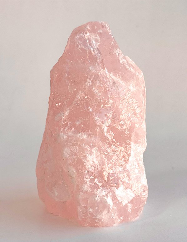 Quartzo Rosa com Base Serrada - Amor Próprio, Perdão, Acolhimento e Gratidão