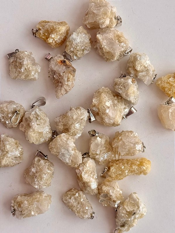 Pingente de Mica Dourada - Situações Difíceis, Convivência e Transformações Positivas