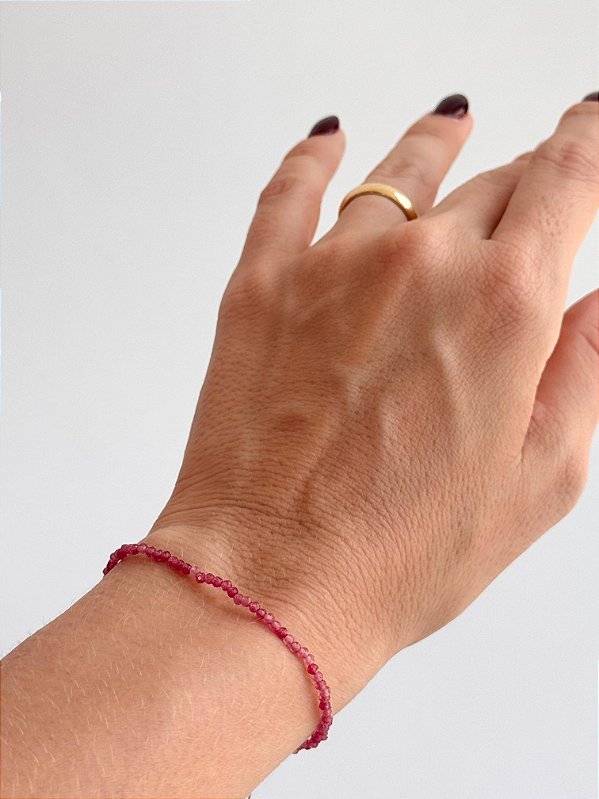 Pulseira de Turmalina Rosa 2mm Multifacetada - Afrodisíaca; Inspira Segurança, Confiança e Purifica Dores
