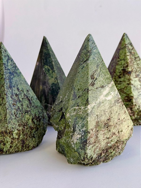 Ponta Geradora de Diopsídio - Cristal das Bênçãos, Confiança, Perdão e Alegria